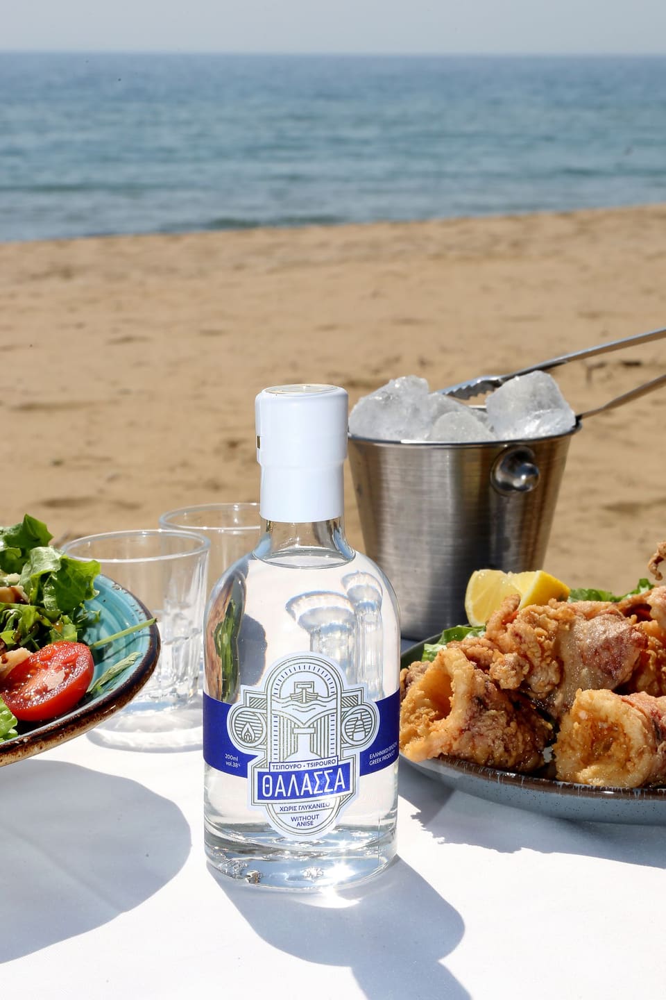 Τσίπουρο Thalassa σε τραπέζι στην παραλία